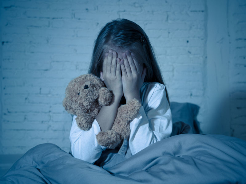 دختربچه ترسیده از کابوس